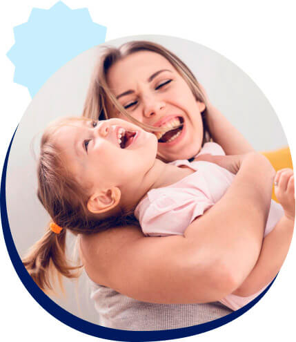 mãe com filha nos braços